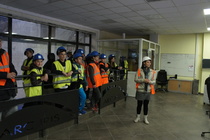 Une classe et un agent du sydetom66 pendant une visite de la salle des contrles de l'usine d'incinration